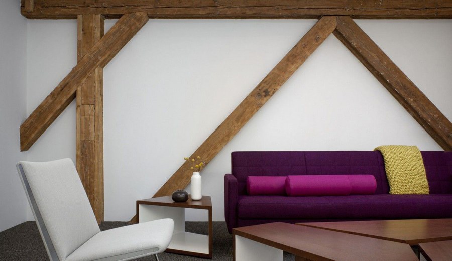 Балки на стене в интерьере