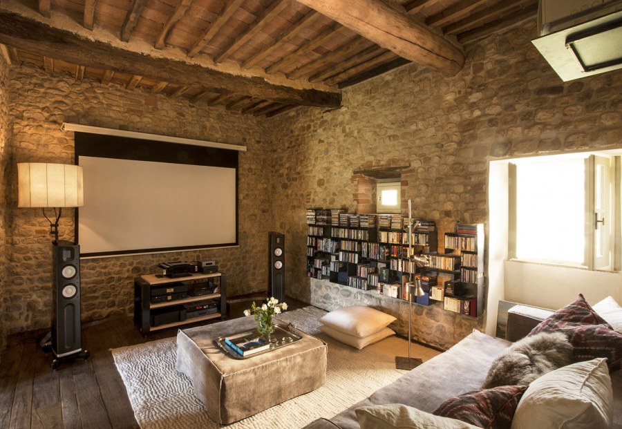 Итальянская вилла внутри балки и камень