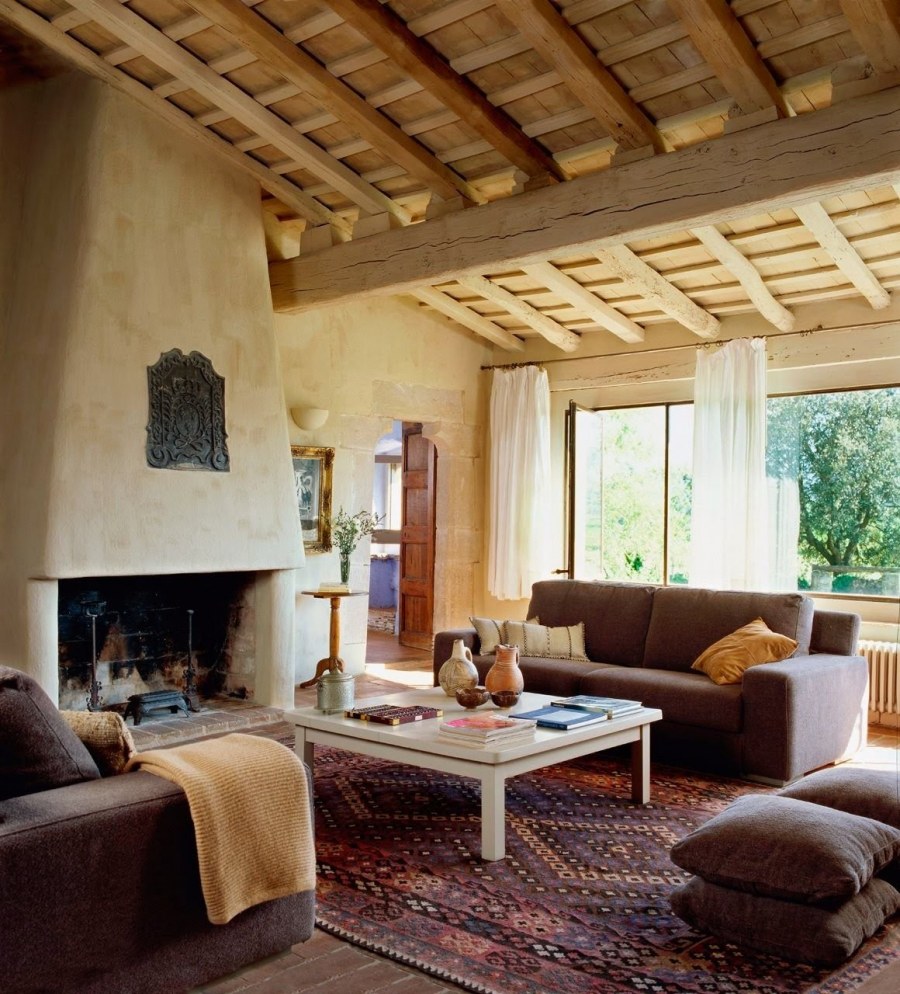 Гостиная с деревянными балками