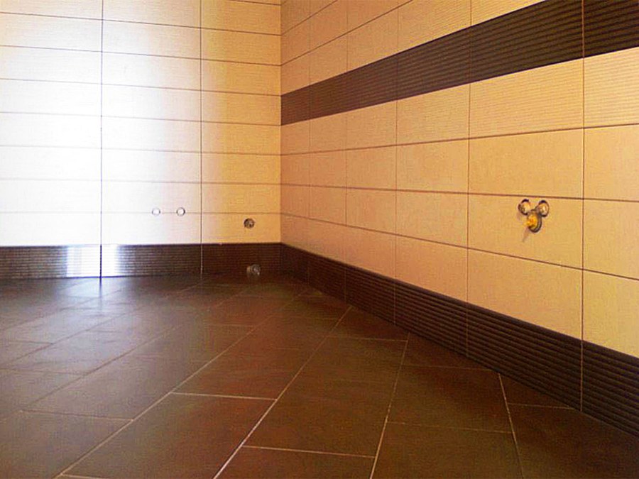 Плитка со смещением на стене