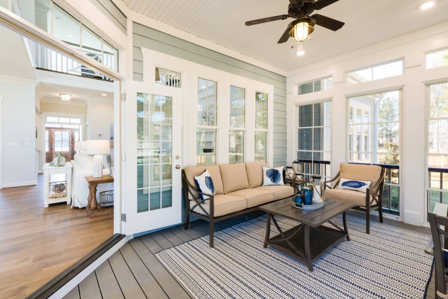 Закрытая веранда пристроенная к дому интерьер