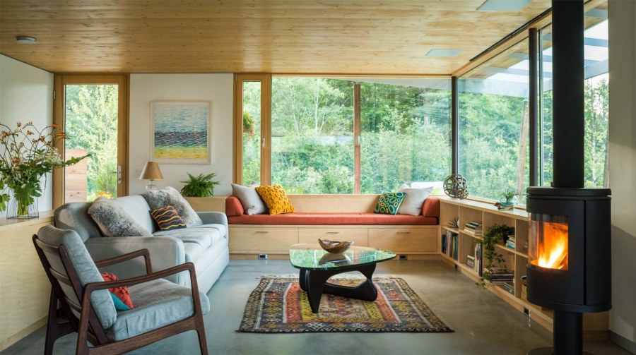 Застекленная веранда с камином