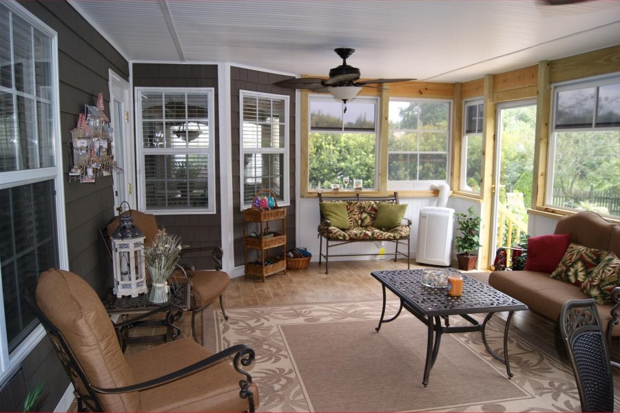 Застекленная деревянная веранда