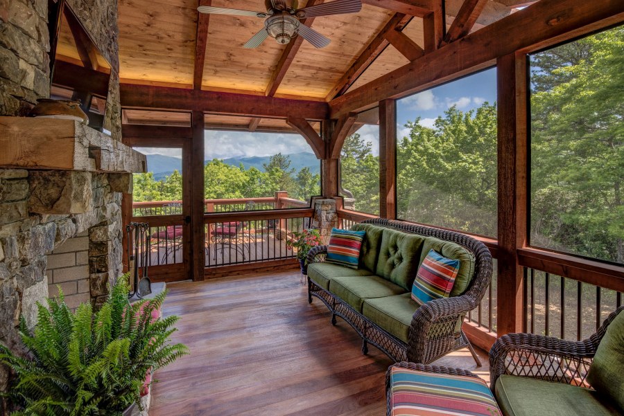 Отделка потолка на веранде