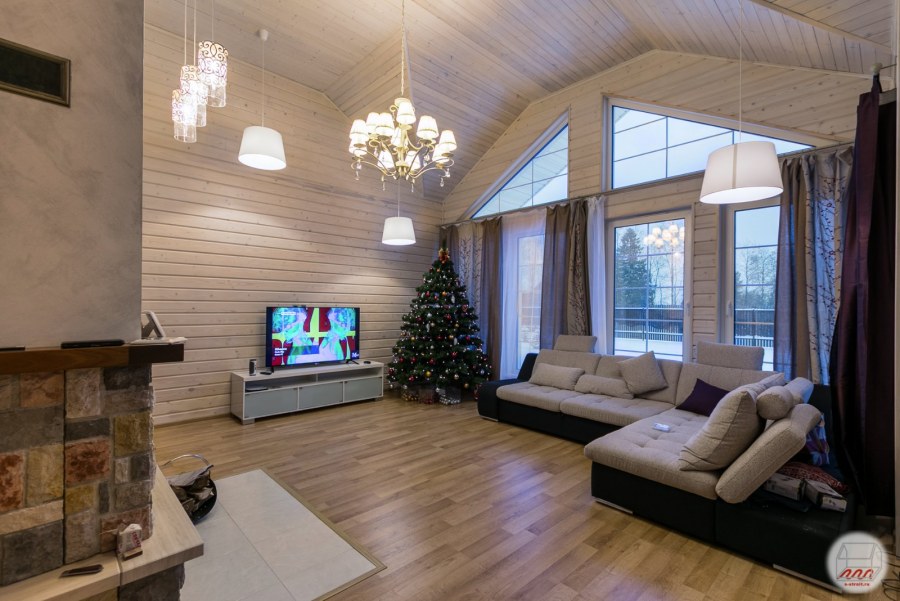 Гостиная с высокими потолками и камином