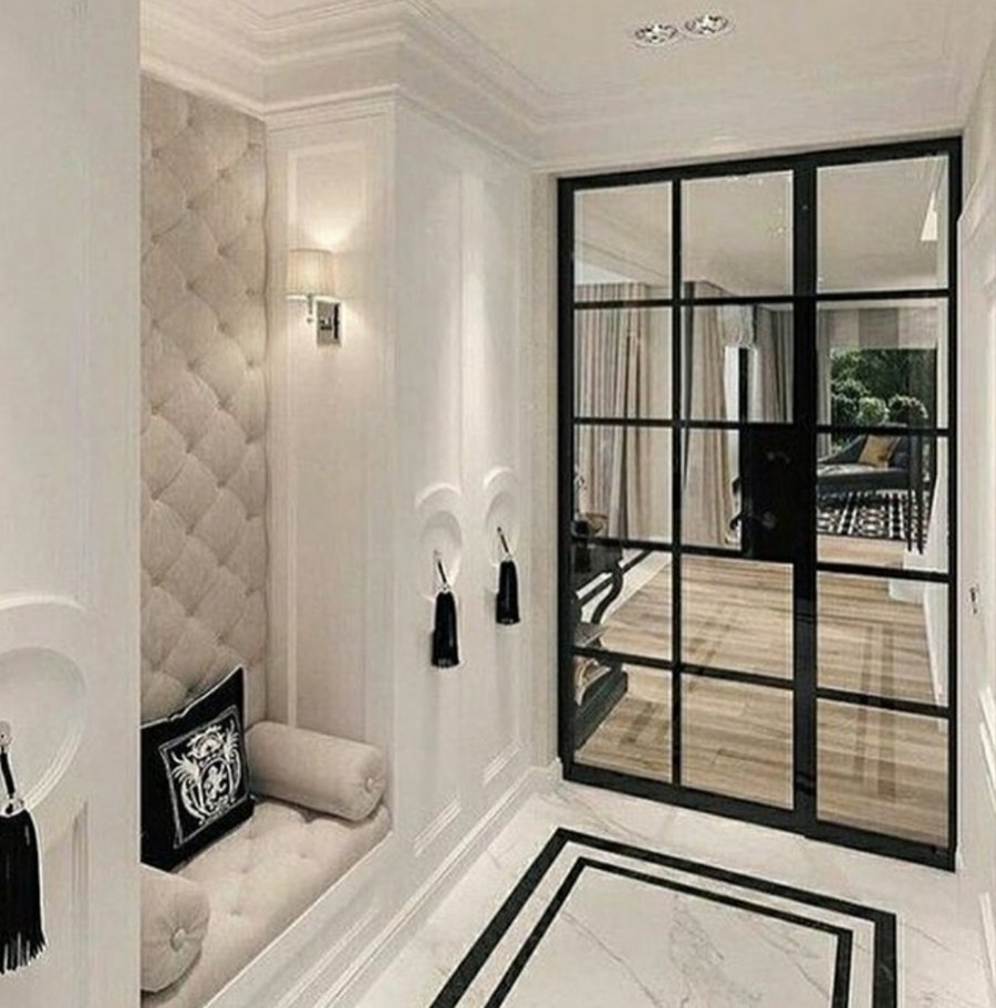 Зеркальная стена в коридоре