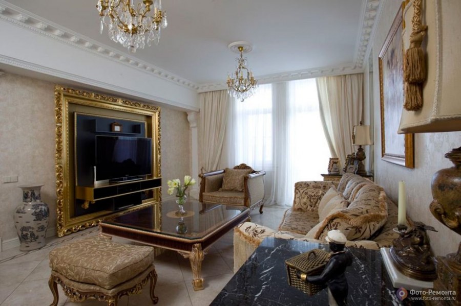 Гостиная в классическом стиле в квартире с телевизором