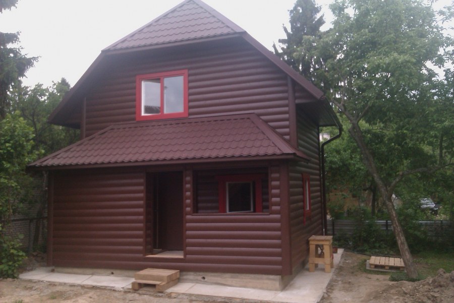 Дом цвета палисандр