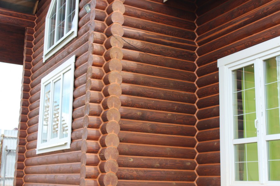 Деревянный дом цвета орех Реммерс