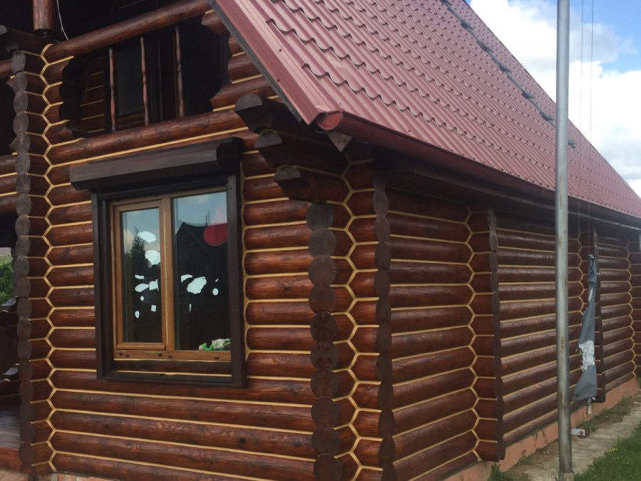 Покраска дома из оцилиндрованного бревна