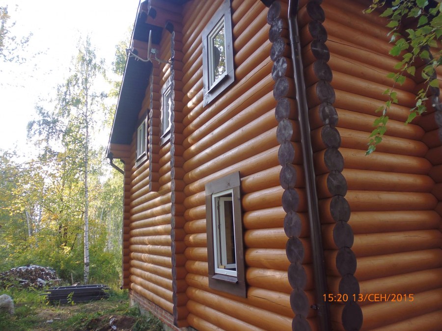 Деревянный дом покрашен в цвет орех