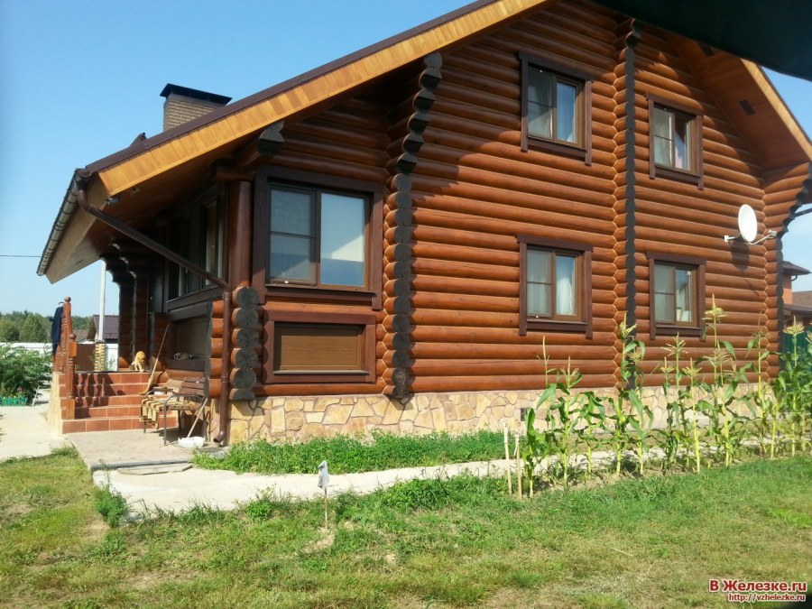 Бревенчатый дом снаружи