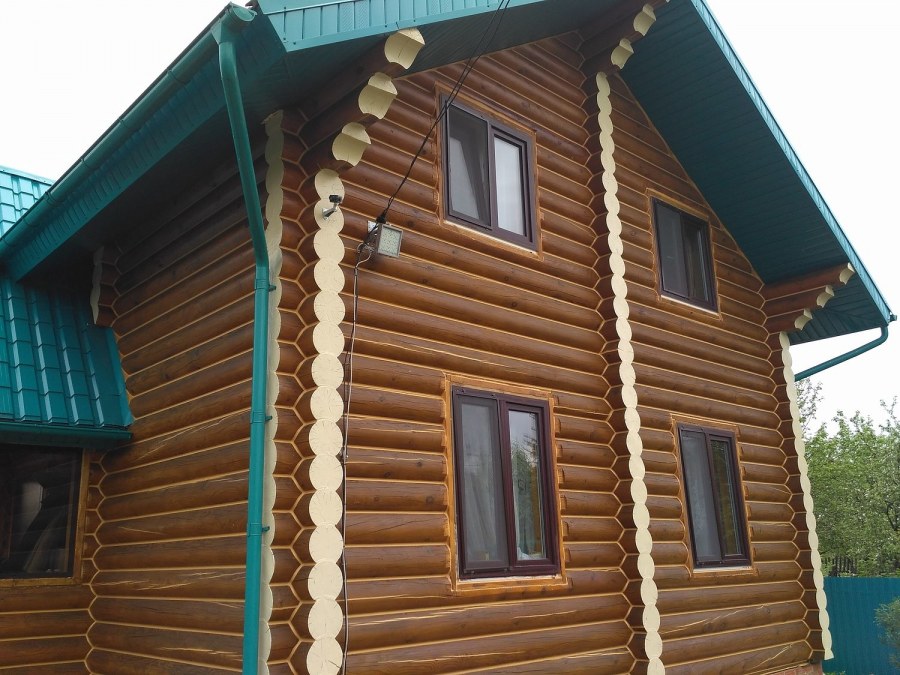 Сруб покрашенный калужницей