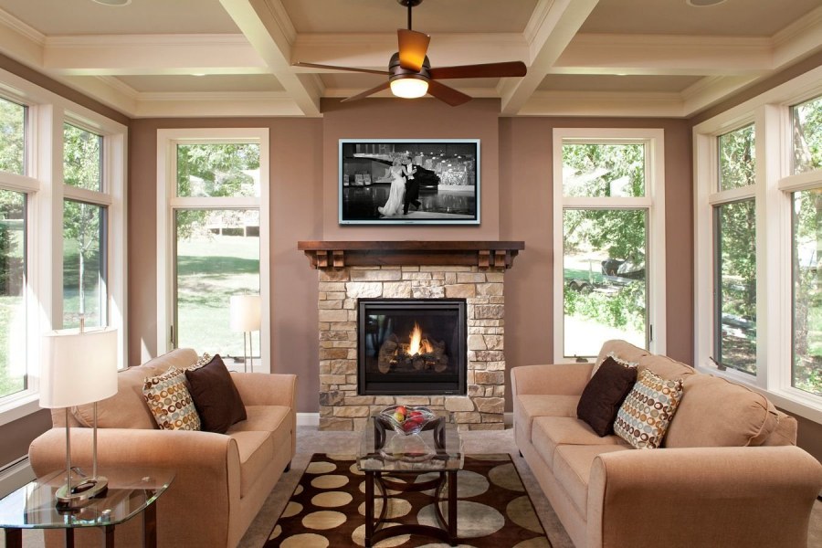 Камин между окнами