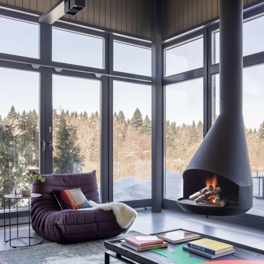 Гостиная с камином и панорамными окнами