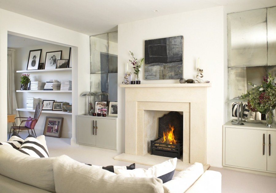 Белый камин в интерьере гостиной