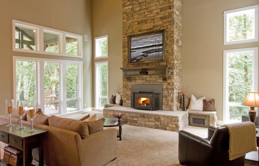 Камин между окнами