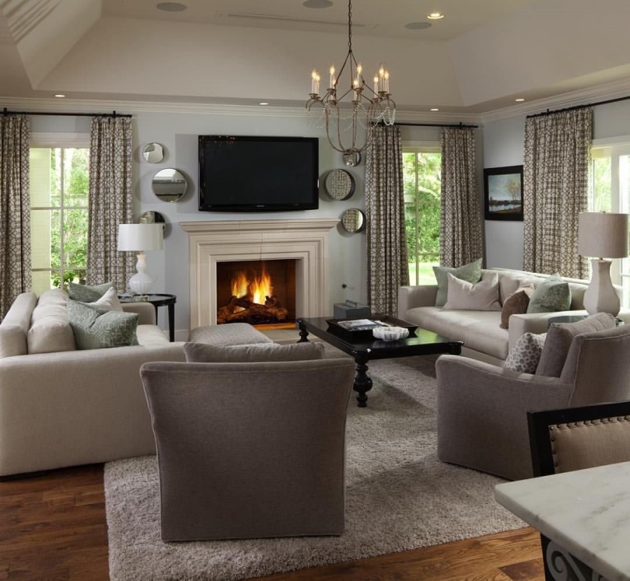 Гостиная с камином у окна