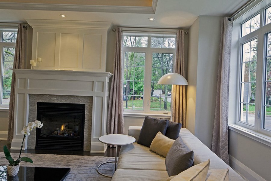 Камин между окнами в гостиной