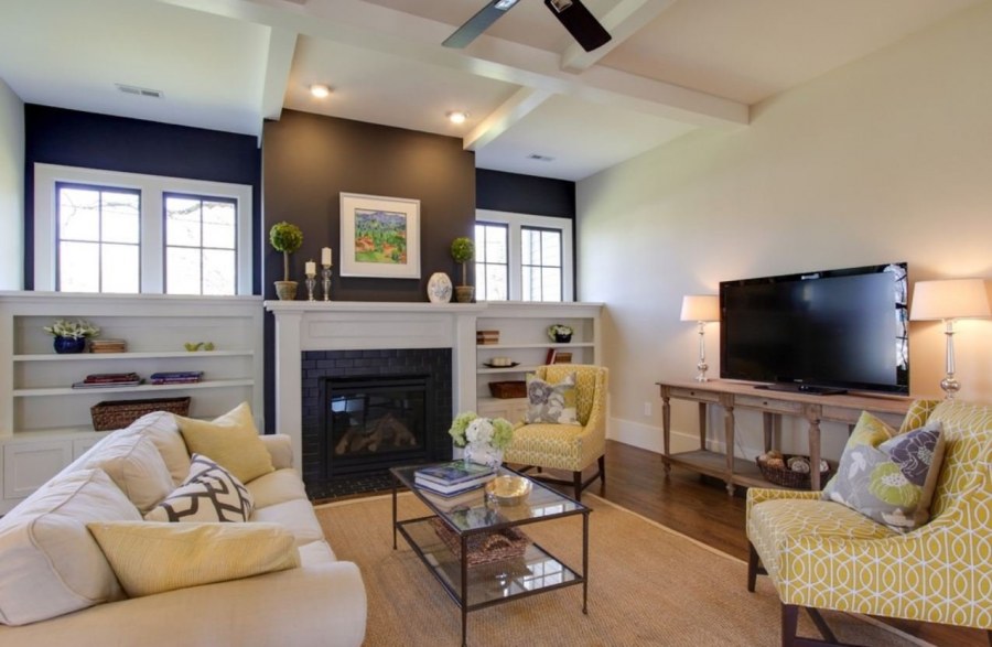 Расстановка мебели в гостиной с камином