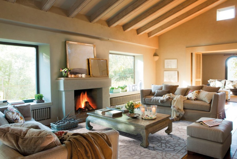 Камин между окнами