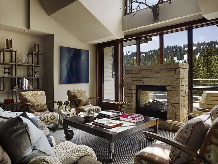 Камин между панорамными окнами