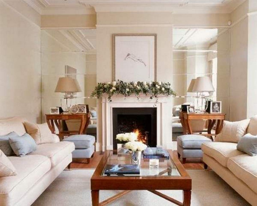 Гостиная с камином и двумя диванами в классическом стиле