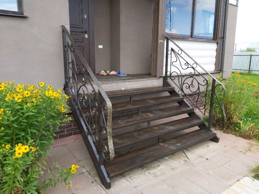 Железные ступеньки для крыльца