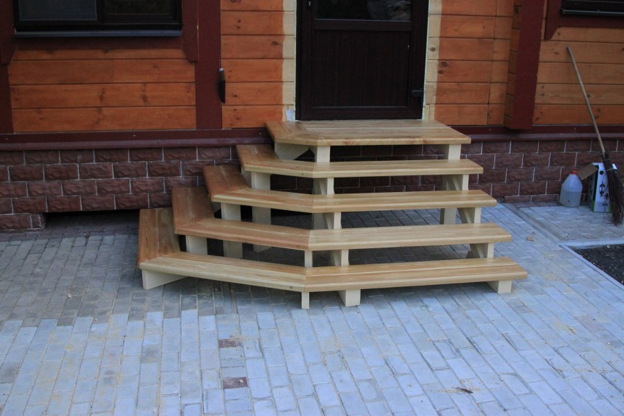 Деревянное крыльцо