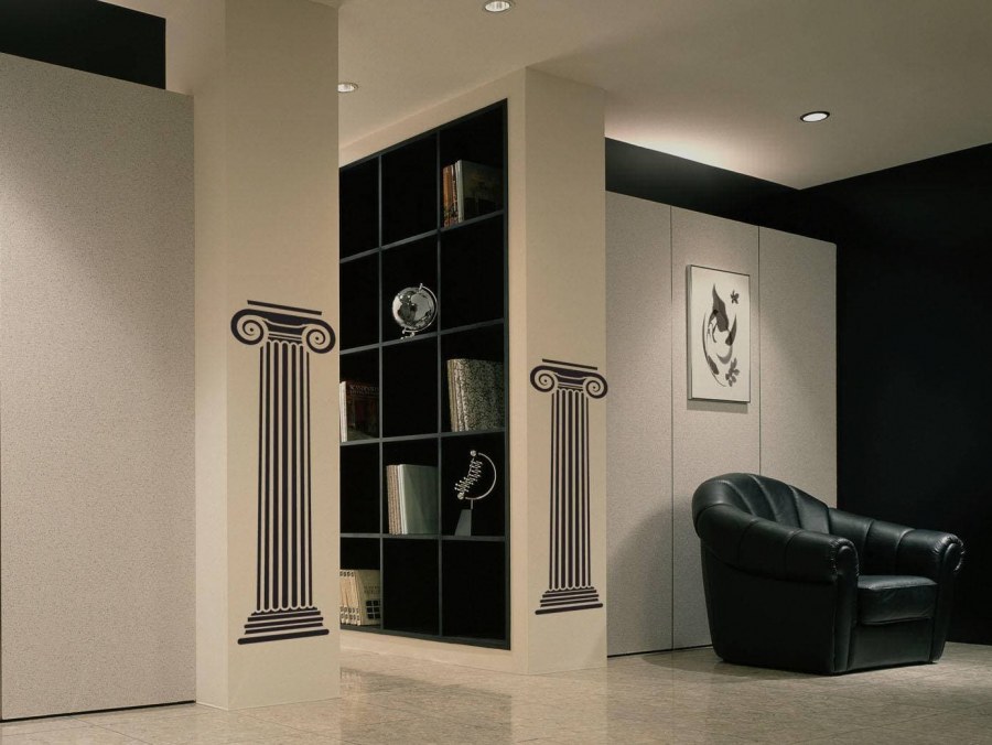 Стена с колоннами