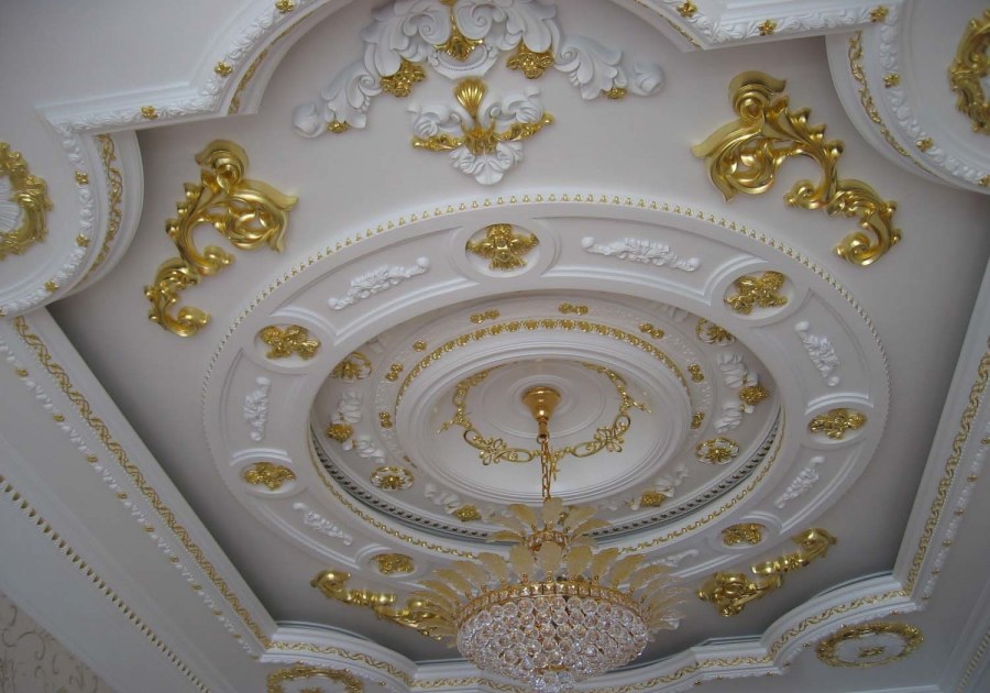 Гипсовая лепнина на потолке