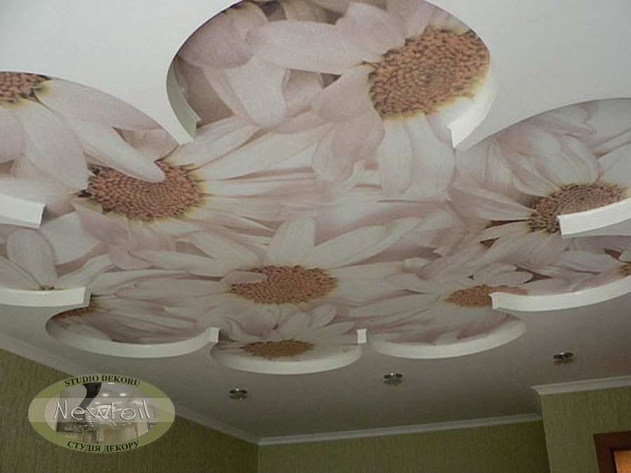 Натяжные потолки в виде цветка
