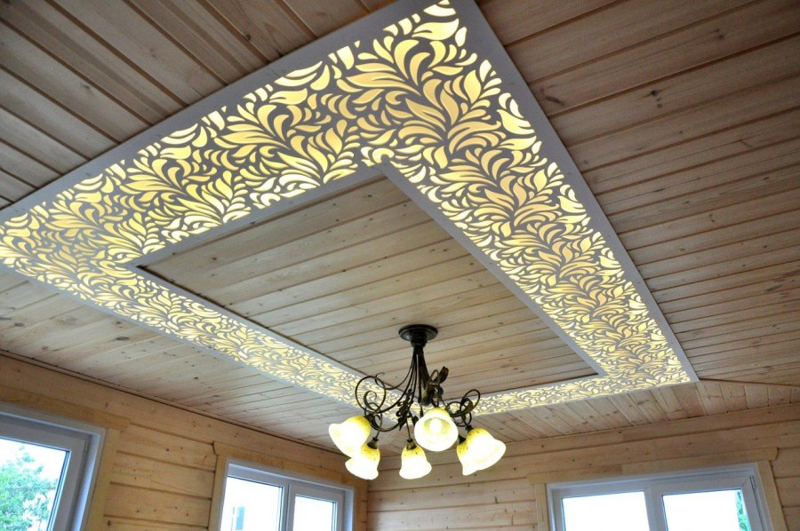 Резной деревянный потолок