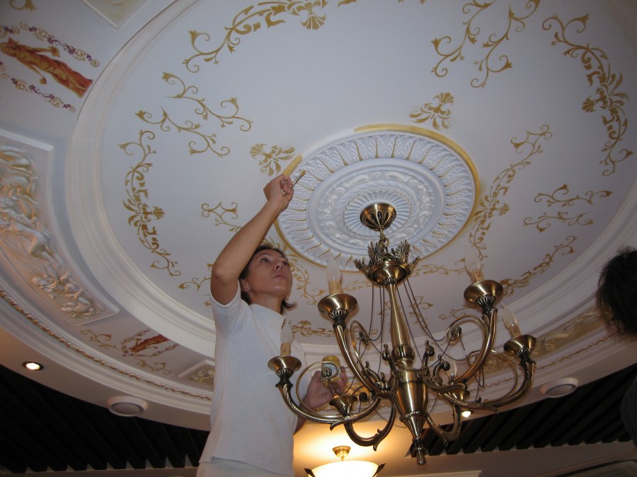 Роспись лепнины на потолке