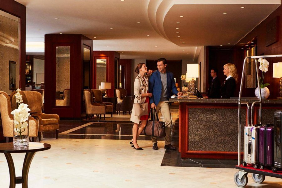 Ресепшен люди отель