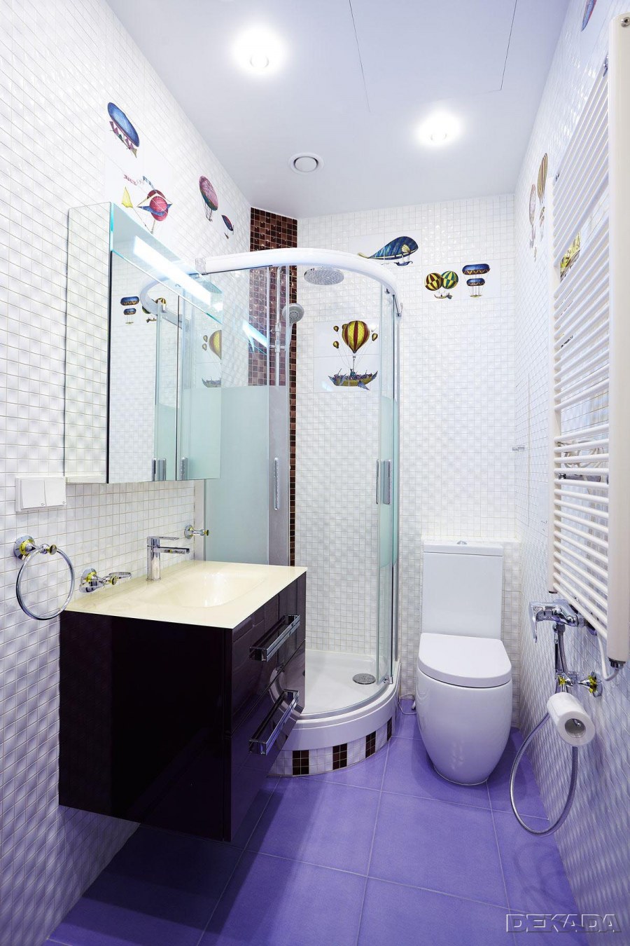 Вид на ребенка в гостиной