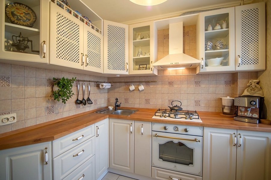 Деревянная кухня в интерьере