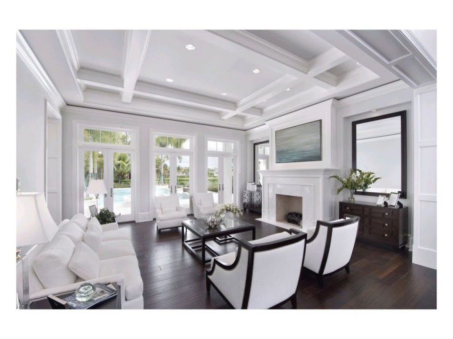 Потолок с белыми балками