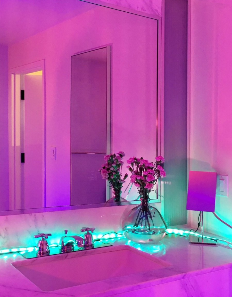 Розовая неоновая подсветка