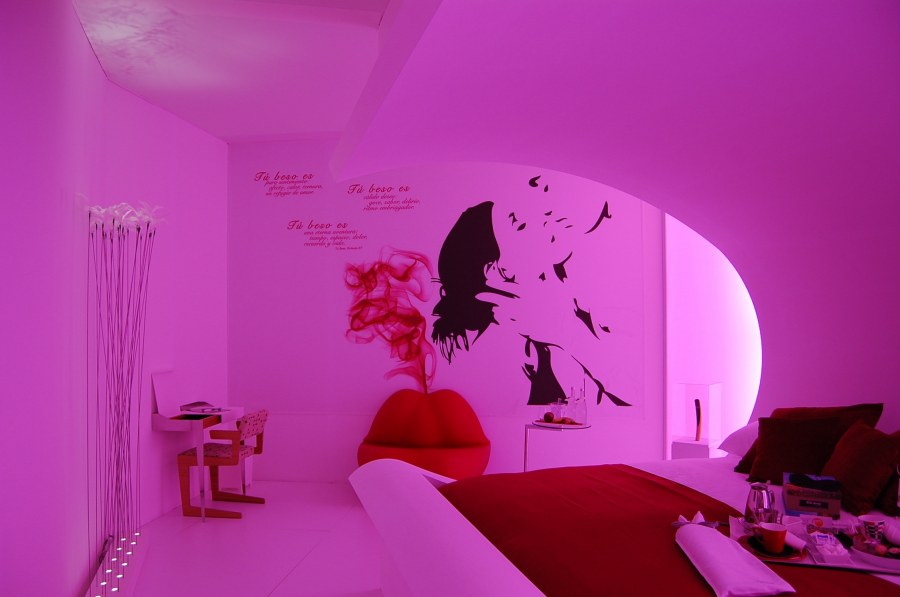 Лестница с неоновой подсветкой