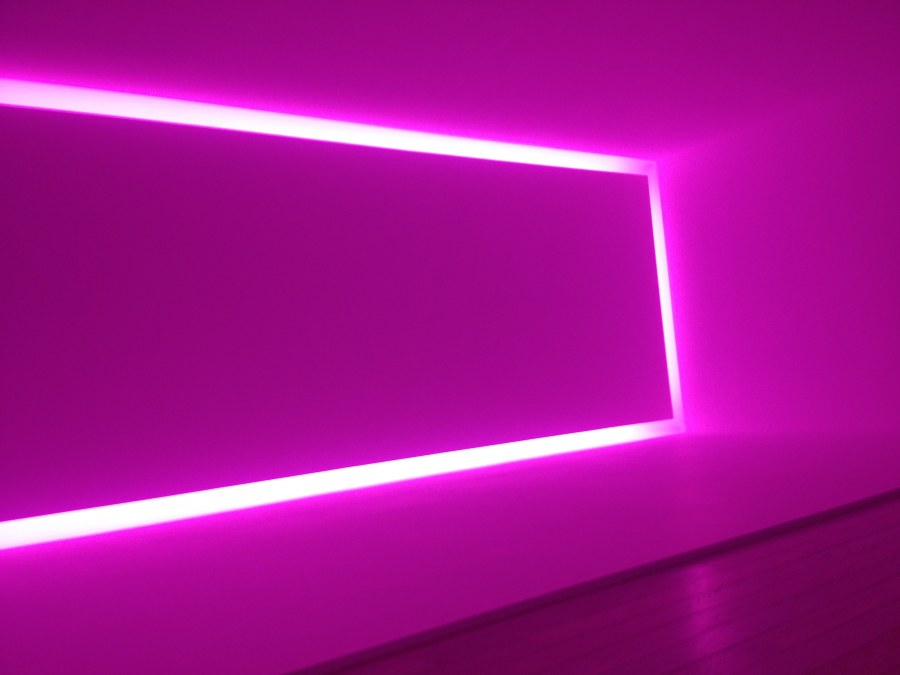Неоновая подсветка в комнате
