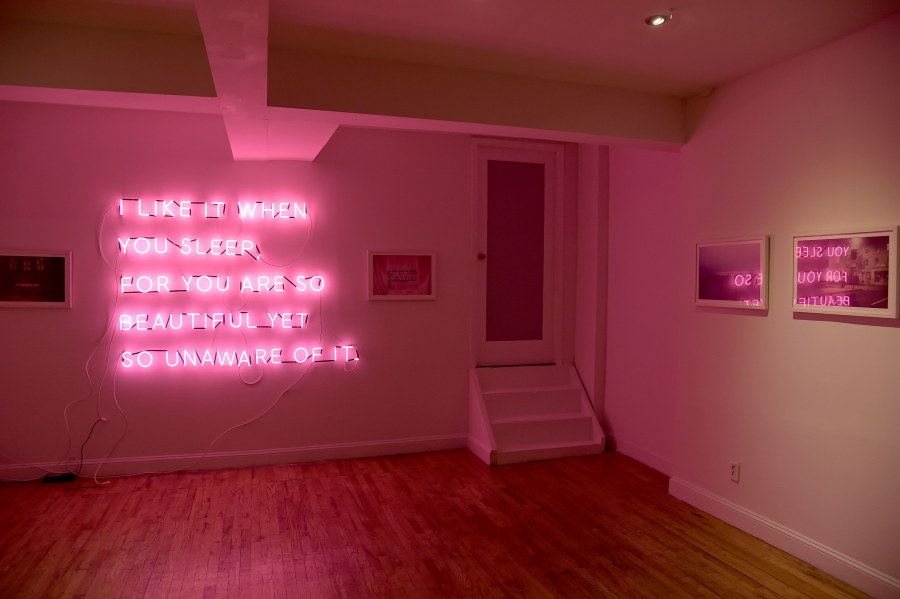 Неоновая стена