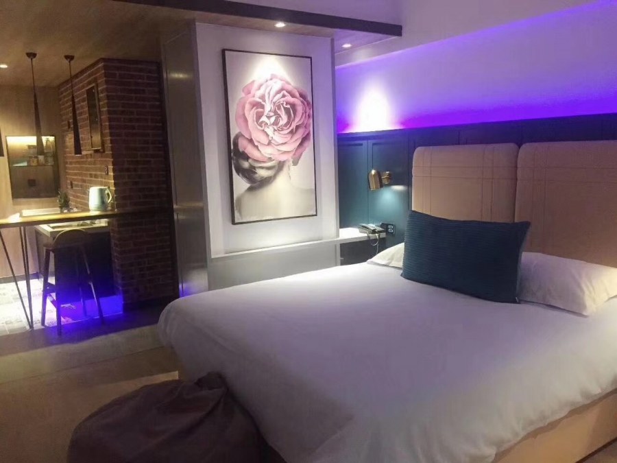 Неоновые комнаты для девочек