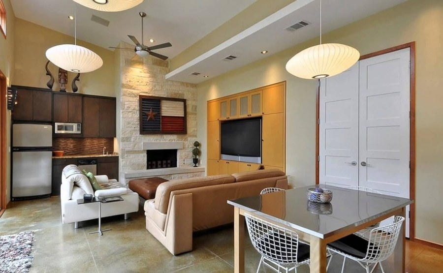 Длинная гостиная совмещенная с кухней