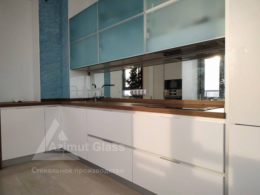 Кухонный гарнитур с зеркальными фасадами