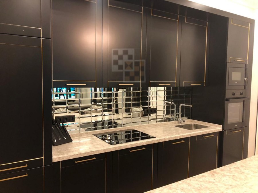 Зеркальный остров кухни