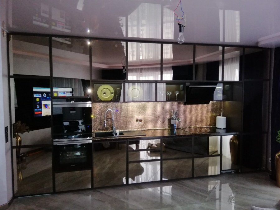 Кухня с зеркальными фасадами