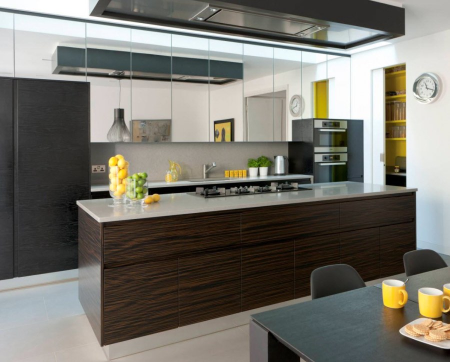 Кухня с зеркальными фасадами