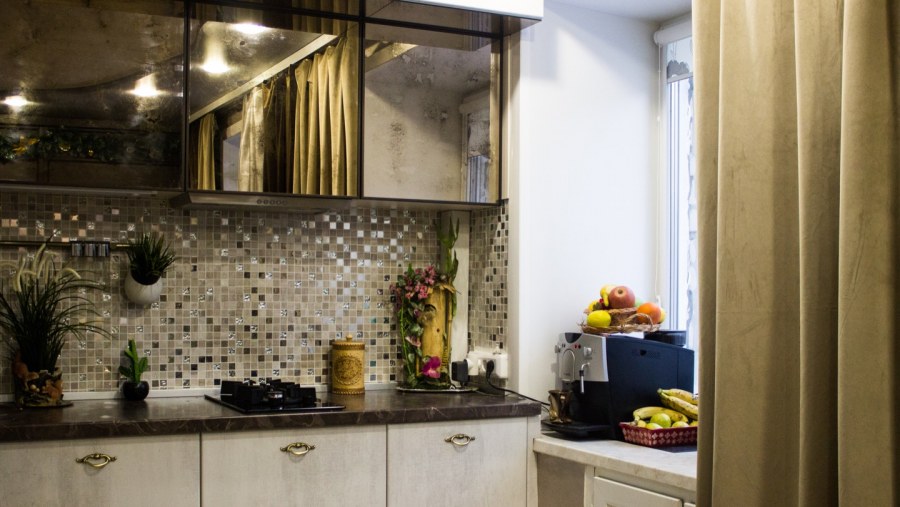 Кухонный гарнитур с зеркальными дверцами