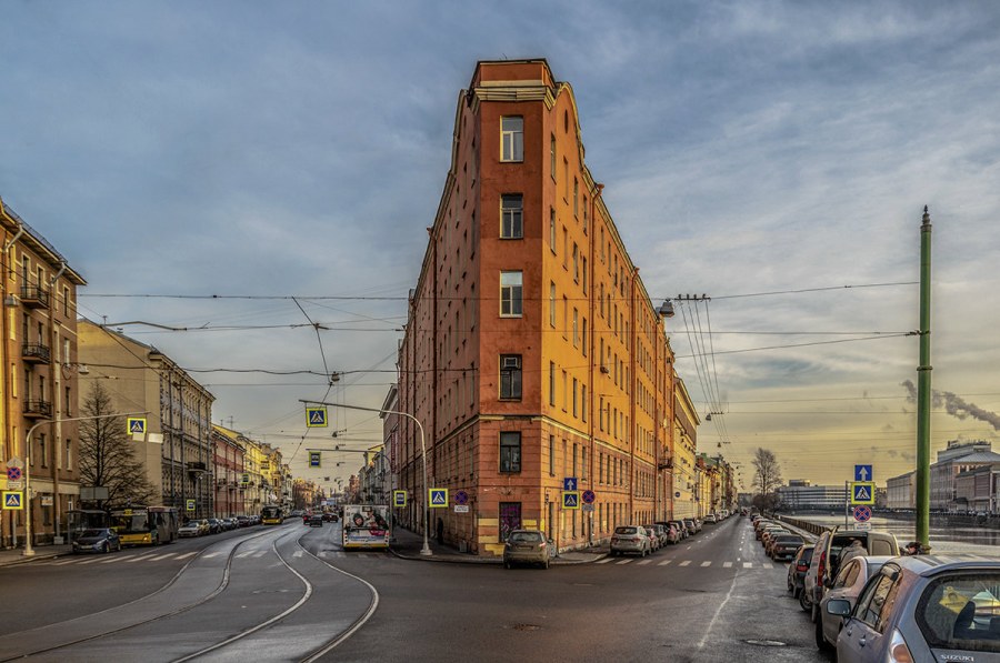 Дом-стена (ул. Боровая, Санкт-Петербург)